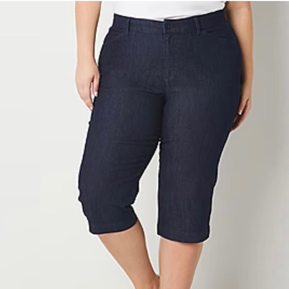 Denim - St. John's Bay Secretly Slender Mid Rise Plus Capris. Size 18W, color Rinse